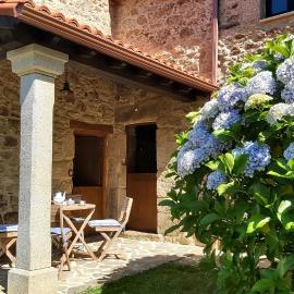 A Casa dos Avós es una casa de Piedra de 1850 con Piscina y en plena Naturaleza en Galicia，位于拉科鲁尼亚的酒店
