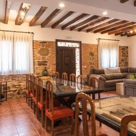 La Casa de los Dos Rubios，位于Nava de la Asunción的酒店