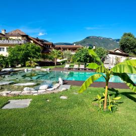Kreuzwegerhof Nals - Historic Nature Stay with Pool near Meran & Bozen，位于纳莱斯的酒店