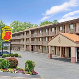 Super 8 by Wyndham Laurel，位于罗瑞尔的酒店