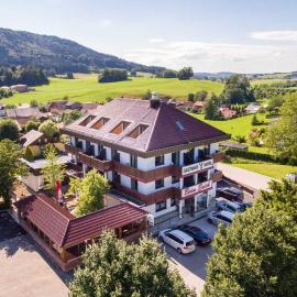 Gasthaus Hotel Beim Erich，位于Oberhofen am Irrsee的酒店