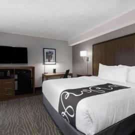 La Quinta by Wyndham Anchorage Airport，位于安克雷奇的酒店