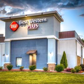 Best Western Plus Yadkin Valley Inn & Suites,位于Jonesville的酒店