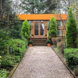 Private Couples hideaway with hot tub，位于Eaton的酒店