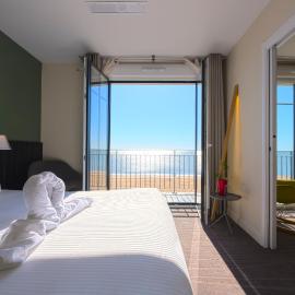 Les Flots - Hôtel et Restaurant face à l'océan - Châtelaillon-Plage,位于沙特拉永普拉日的酒店