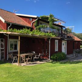 Äventyrsgårdens Vandrarhem, Kinnekulle，位于Källby的酒店