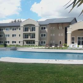 Howard Johnson Resort & Convention Center Ezeiza，位于埃塞萨的酒店