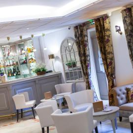Logis Hostellerie des Clos et restaurant Bistrot des grands crus et Maison de la tour Chablis，位于沙布利的酒店
