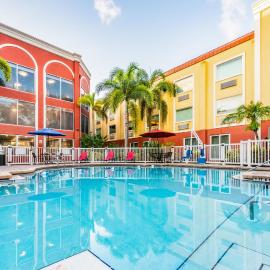 Holiday Inn Express Hotel & Suites Bradenton West by IHG，位于布雷登顿的酒店