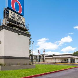 Motel 6 Groves, Tx，位于格罗夫斯的酒店