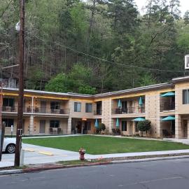 The Happy Hollow，位于温泉城的酒店