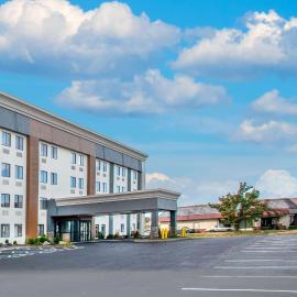 La Quinta Inn & Suites by Wyndham St Louis Hazelwood North，位于黑泽尔伍德的酒店