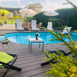 Charming Villa with Private Swimmingpool，位于Attalens的酒店