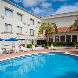 Fiesta Inn Express Monclova，位于蒙克洛瓦的酒店