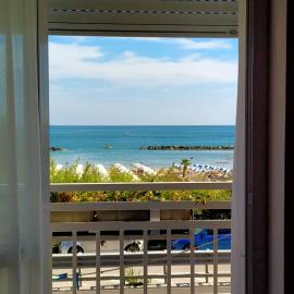 Hotel Ristorante Miramare，位于佩萨罗的酒店
