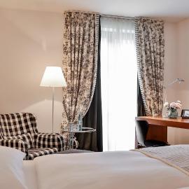 Zeller-Hotel+Restaurant，位于Kahl am Main的酒店
