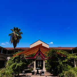 Vineyard Court Designer Suites Hotel,位于大学城的酒店