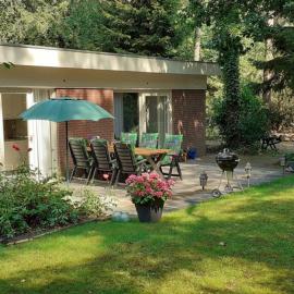 Drentse bungalow in natuur en rust，位于施皮尔的酒店