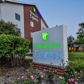 Holiday Inn Express Chicago Northwest-Vernon Hills by IHG，位于弗农山的酒店