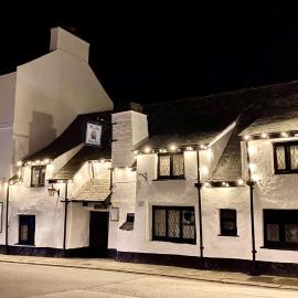 Jolly Sailor Inn - THE OLDEST PUB IN LOOE - Family run and full of charm and character，位于西卢港的酒店