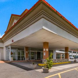 Red Carpet Inn & Suites，位于黑兹尔顿的酒店