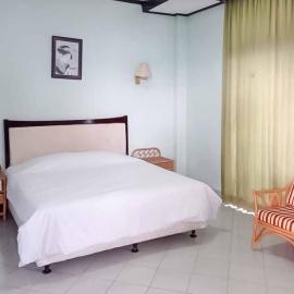RedDoorz Plus near Tugu Mercusuar Anyer，位于西冷的酒店