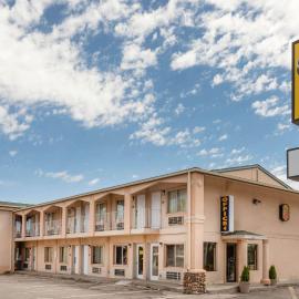 Super 8 by Wyndham Evanston，位于埃文斯顿的酒店