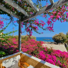 Nostos Beach，位于卡马利的酒店
