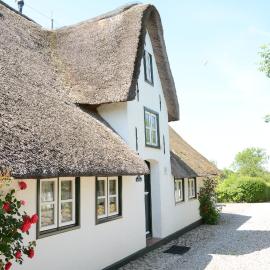 FÖHRIENHAUS stilvolle 5 Sterne Einheiten in ruhiger Marschrandlage auf Föhr für Gäste, die das Besondere schätzen, gerne auch mit Hund，位于密德鲁姆的酒店