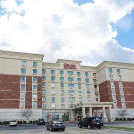 Drury Inn & Suites Cincinnati Sharonville,位于沙伦维尔的酒店