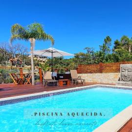 Pousada Paraíso Gaia - Suítes com Banheira e Lareira no centrinho da Praia do Rosa, Piscina Aquecida e Café da Manhã excepcional，位于普腊亚罗萨的酒店