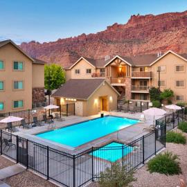 6H Spacious RedCliff Condo, Pool & Hot Tub，位于摩押的酒店