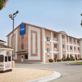 Travelodge by Wyndham Yermo，位于Yermo的酒店
