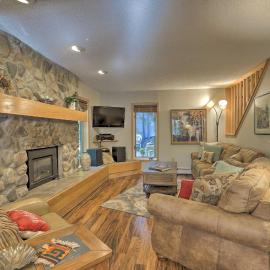 Creekside Frisco Condo w/ Views & Pool Access!，位于弗瑞斯科的酒店