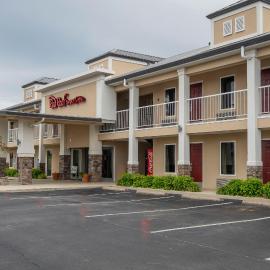 Red Roof Inn & Suites Calhoun，位于卡尔霍恩的酒店