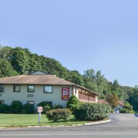 Red Roof Inn PLUS+ & Suites Guilford,位于吉尔福德的酒店