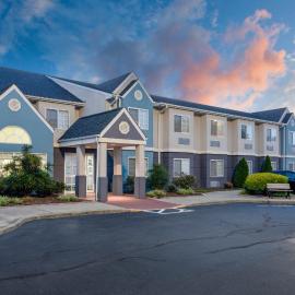 Microtel Inn & Suites by Wyndham Burlington，位于伯灵顿的酒店