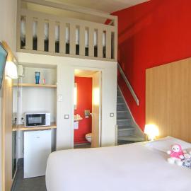 Kyriad Direct Poitiers - Gare du Futuroscope，位于沙斯讷伊迪普瓦图的酒店