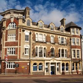 The Crown Hotel，位于韦茅斯的酒店