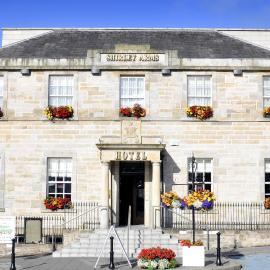 The Shirley Arms Hotel，位于卡里克马克罗斯的酒店