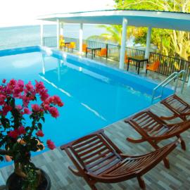 FX72 Beach Resort Maumere，位于毛梅雷的酒店