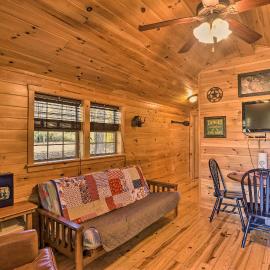 Rural Cabin Hideaway w/ Fire Pit & Mtn Views!，位于Parsons的酒店
