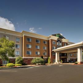 Holiday Inn Express Hotel & Suites Middleboro Raynham by IHG，位于米德尔伯勒的酒店