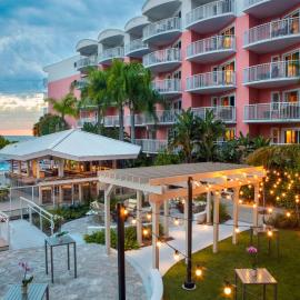 Beach House Suites by the Don CeSar，位于圣徒皮特海滩的酒店