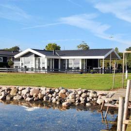 Eksklusiv sommerhus beliggende i vandkanten，位于蒙克博的酒店