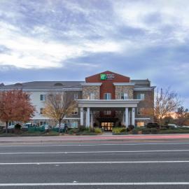Holiday Inn Express Hotel & Suites Roseville - Galleria Area by IHG,位于罗斯维尔的酒店