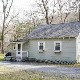 Camelback cottage - on ONE ACRE & near local attractions，位于坦纳斯维尔的酒店
