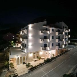 HOTEL IVANDO - K&S，位于Drvenik的酒店