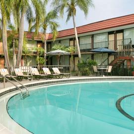 Days Inn by Wyndham Clearwater/Central，位于克利尔沃特的酒店