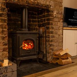 Stylish Coastal Retreat with Hot Tub & Log Burner in Margate，位于马盖特的酒店